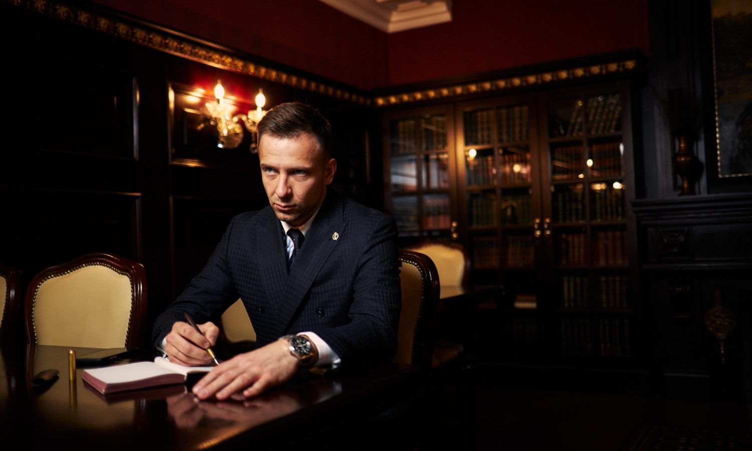 adart00090-lawyer-7123798